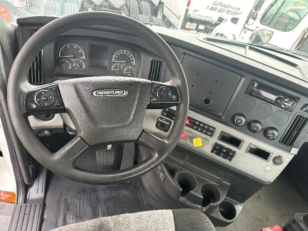Day Cab Tractor-Heavy Duty Tractors-Freightliner-2021-T11664ST-Wilsonville-OR-555,560\n\t\tmiles-$ 41,250 - Image 11
