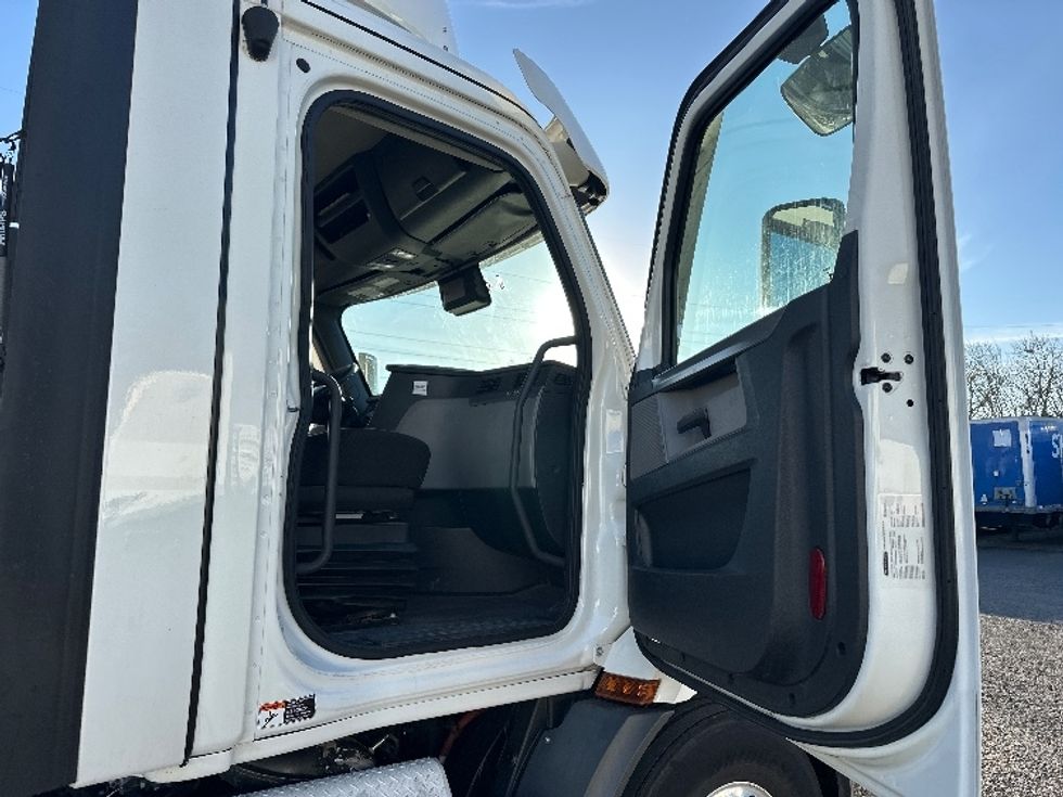 Day Cab Tractor-Heavy Duty Tractors-Freightliner-2021-T11664ST-Wilsonville-OR-555,560\n\t\tmiles-$ 41,250 - Image 12