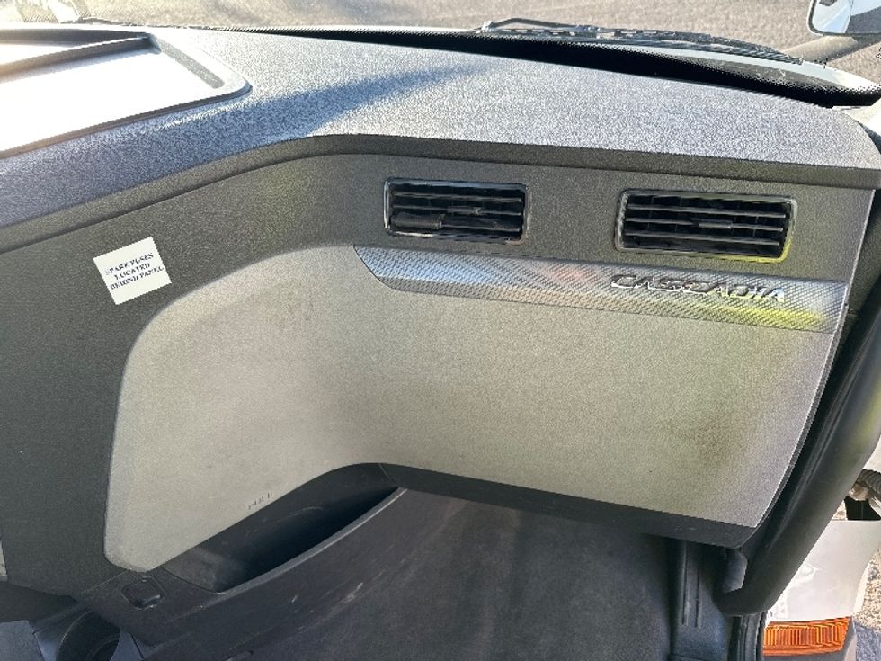 Day Cab Tractor-Heavy Duty Tractors-Freightliner-2021-T11664ST-Wilsonville-OR-555,560\n\t\tmiles-$ 41,250 - Image 13