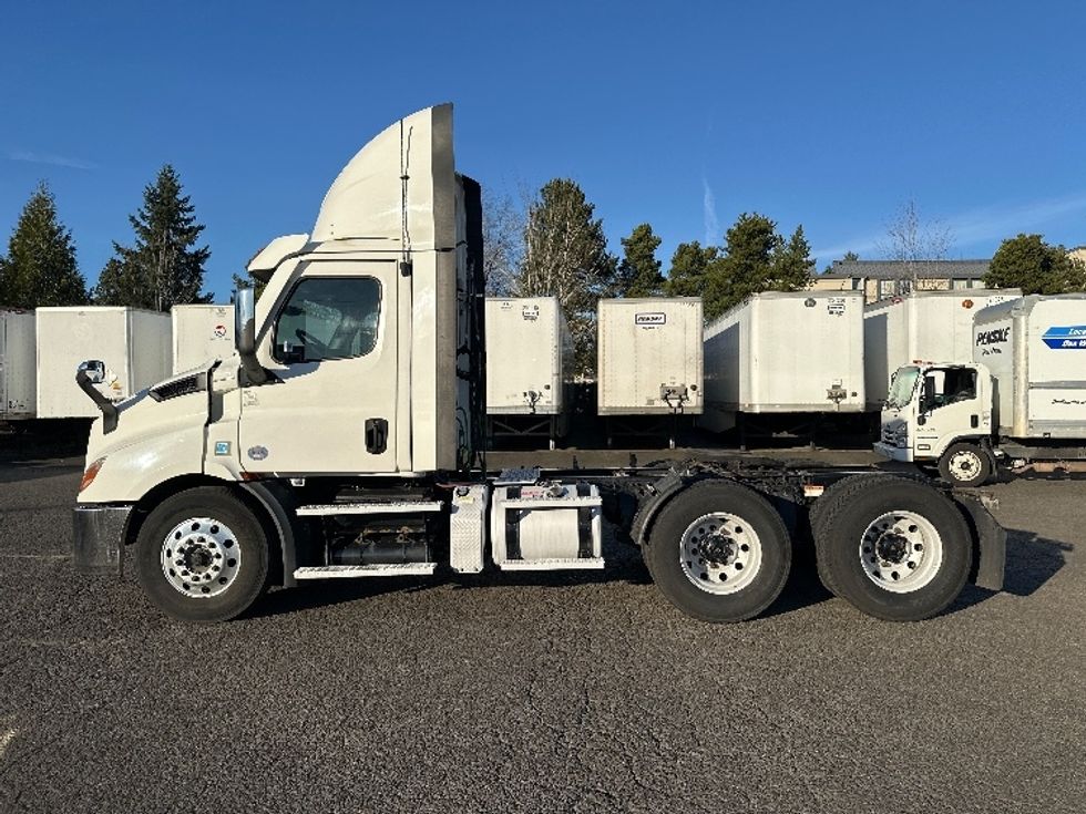 Day Cab Tractor-Heavy Duty Tractors-Freightliner-2021-T11664ST-Wilsonville-OR-555,560\n\t\tmiles-$ 41,250 - Image 4