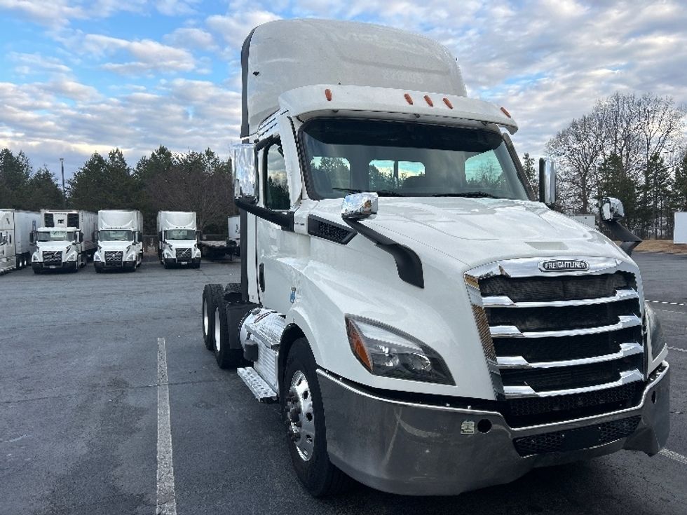 Day Cab Tractor-Heavy Duty Tractors-Freightliner-2021-T11664ST-Winston Salem-NC-532,233\n\t\tmiles-$ 43,500 - Image 1