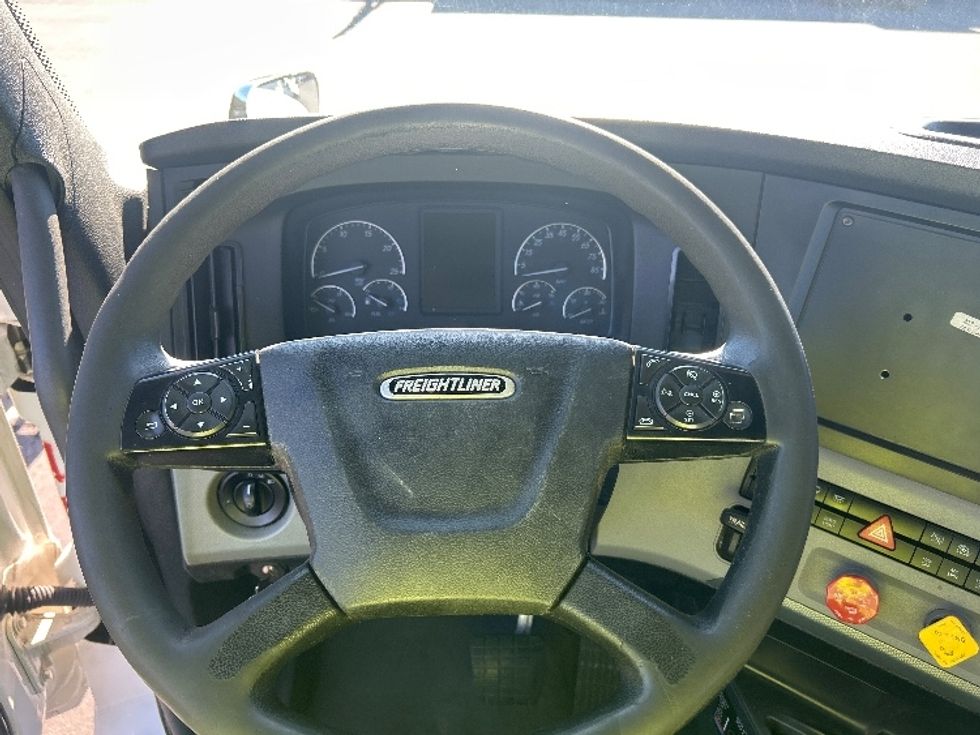 Day Cab Tractor-Heavy Duty Tractors-Freightliner-2021-T11664ST-Winston Salem-NC-532,233\n\t\tmiles-$ 43,500 - Image 11