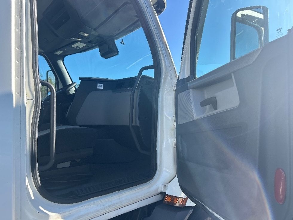 Day Cab Tractor-Heavy Duty Tractors-Freightliner-2021-T11664ST-Winston Salem-NC-532,233\n\t\tmiles-$ 43,500 - Image 12