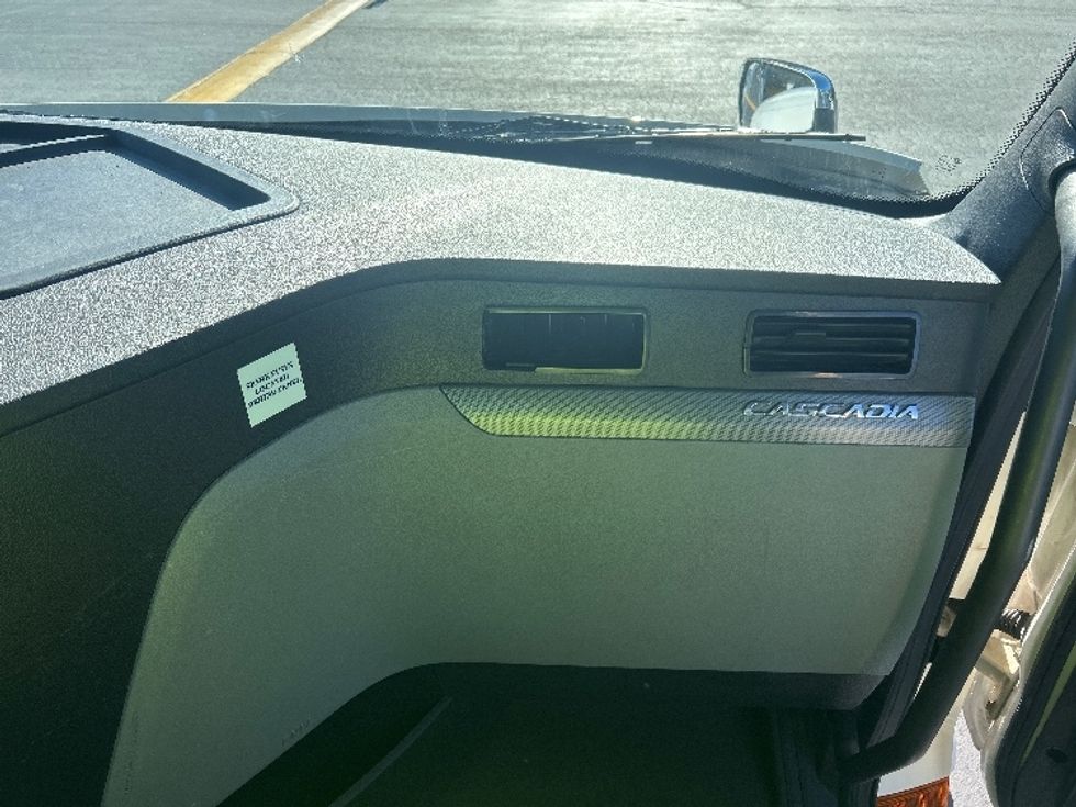 Day Cab Tractor-Heavy Duty Tractors-Freightliner-2021-T11664ST-Winston Salem-NC-532,233\n\t\tmiles-$ 43,500 - Image 13