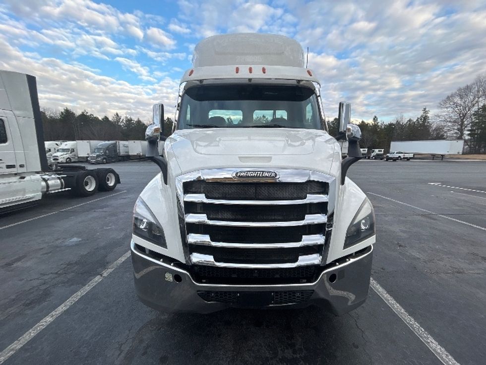 Day Cab Tractor-Heavy Duty Tractors-Freightliner-2021-T11664ST-Winston Salem-NC-532,233\n\t\tmiles-$ 43,500 - Image 2