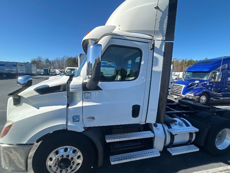 Day Cab Tractor-Heavy Duty Tractors-Freightliner-2021-T11664ST-Winston Salem-NC-532,233\n\t\tmiles-$ 43,500 - Image 4