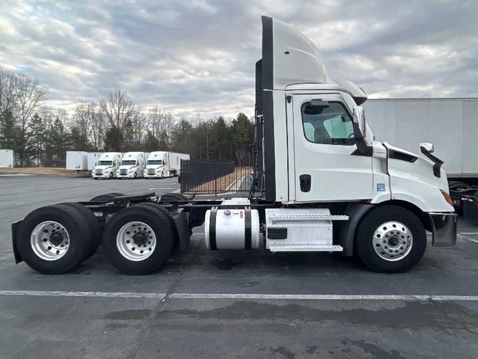 Day Cab Tractor-Heavy Duty Tractors-Freightliner-2021-T11664ST-Winston Salem-NC-532,233\n\t\tmiles-$ 43,500 - Image 8