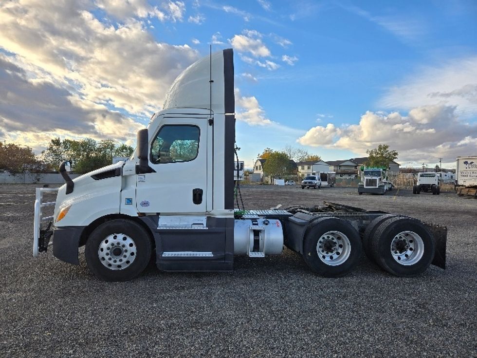 Day Cab Tractor-Heavy Duty Tractors-Freightliner-2021-T11664ST-Yakima-WA-455,533\n\t\tmiles-$ 51,500 - Image 4