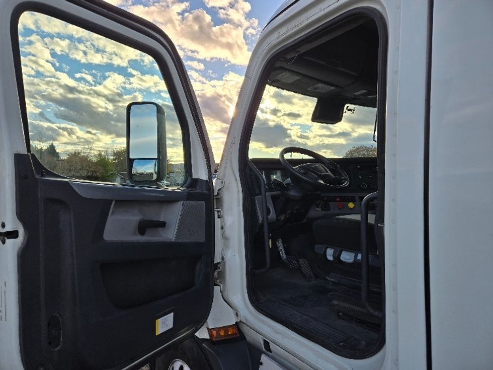 Day Cab Tractor-Heavy Duty Tractors-Freightliner-2021-T11664ST-Yakima-WA-455,533\n\t\tmiles-$ 51,500 - Image 9