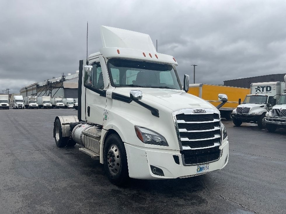 Day Cab Tractor-Heavy Duty Tractors-Freightliner-2021-T12642ST-Akron-OH-175,936\n\t\tmiles-$ 56,000 - Image 1