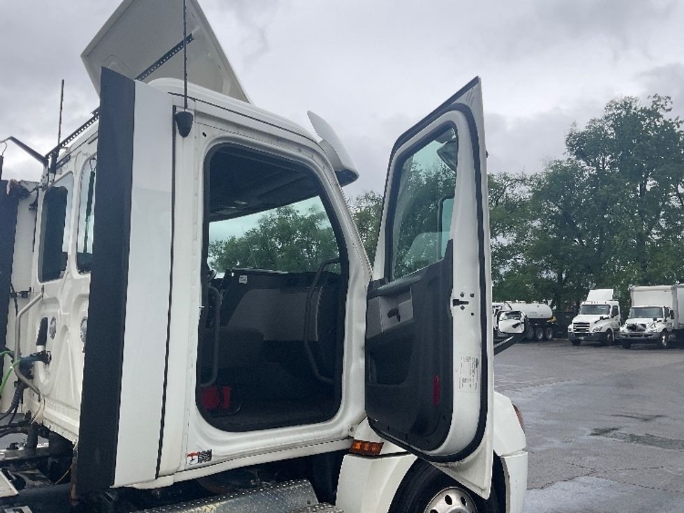 Day Cab Tractor-Heavy Duty Tractors-Freightliner-2021-T12642ST-Akron-OH-175,936\n\t\tmiles-$ 56,000 - Image 12