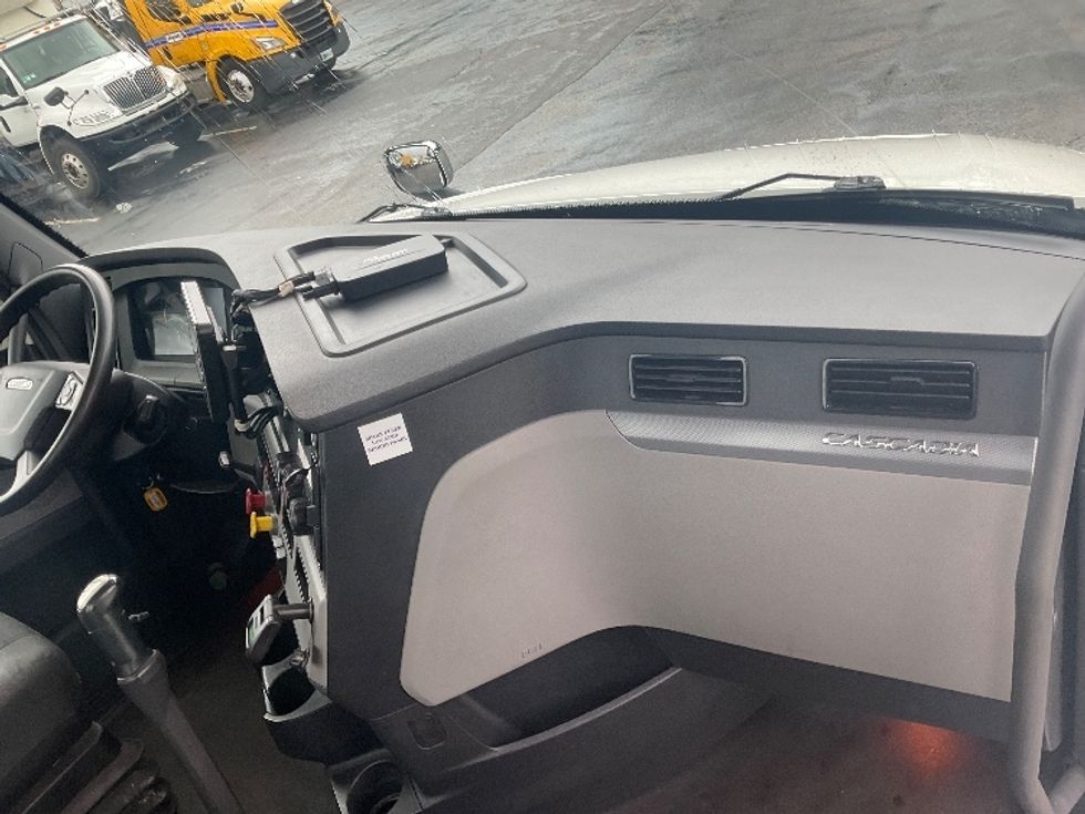 Day Cab Tractor-Heavy Duty Tractors-Freightliner-2021-T12642ST-Akron-OH-175,936\n\t\tmiles-$ 56,000 - Image 13
