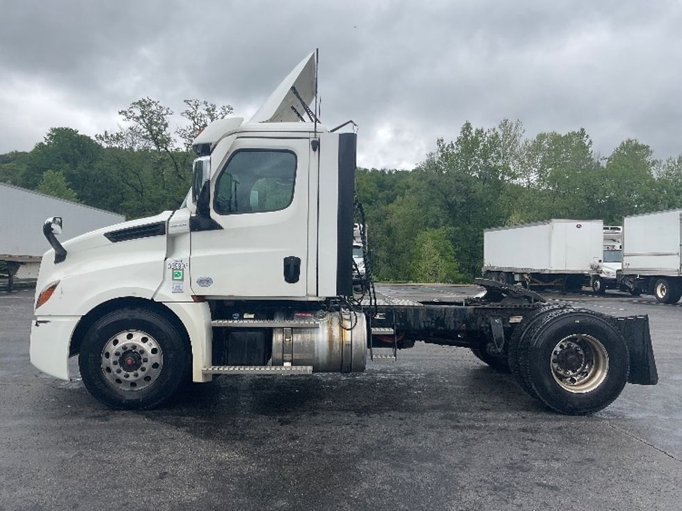 Day Cab Tractor-Heavy Duty Tractors-Freightliner-2021-T12642ST-Akron-OH-175,936\n\t\tmiles-$ 56,000 - Image 4