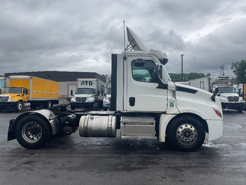 Day Cab Tractor-Heavy Duty Tractors-Freightliner-2021-T12642ST-Akron-OH-175,936\n\t\tmiles-$ 56,000 - Image 8