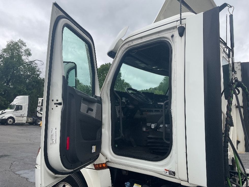 Day Cab Tractor-Heavy Duty Tractors-Freightliner-2021-T12642ST-Akron-OH-175,936\n\t\tmiles-$ 56,000 - Image 9