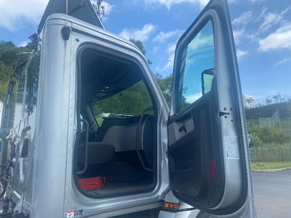 Day Cab Tractor-Heavy Duty Tractors-Freightliner-2021-T12642ST-Binghamton-NY-278,899\n\t\tmiles-$ 47,000 - Image 12