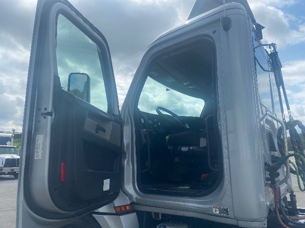 Day Cab Tractor-Heavy Duty Tractors-Freightliner-2021-T12642ST-Binghamton-NY-278,899\n\t\tmiles-$ 47,000 - Image 9