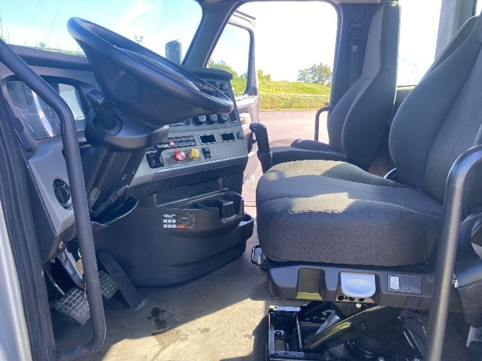 Day Cab Tractor-Heavy Duty Tractors-Freightliner-2021-T12642ST-Binghamton-NY-301,879\n\t\tmiles-$ 47,000 - Image 10