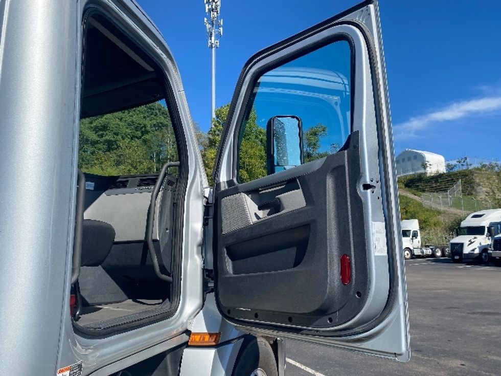 Day Cab Tractor-Heavy Duty Tractors-Freightliner-2021-T12642ST-Binghamton-NY-301,879\n\t\tmiles-$ 47,000 - Image 12