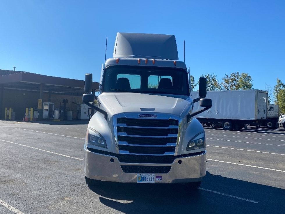 Day Cab Tractor-Heavy Duty Tractors-Freightliner-2021-T12642ST-Binghamton-NY-301,879\n\t\tmiles-$ 47,000 - Image 2