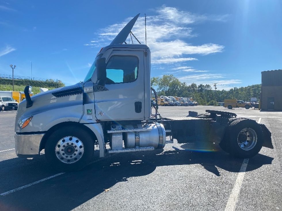 Day Cab Tractor-Heavy Duty Tractors-Freightliner-2021-T12642ST-Binghamton-NY-301,879\n\t\tmiles-$ 47,000 - Image 4