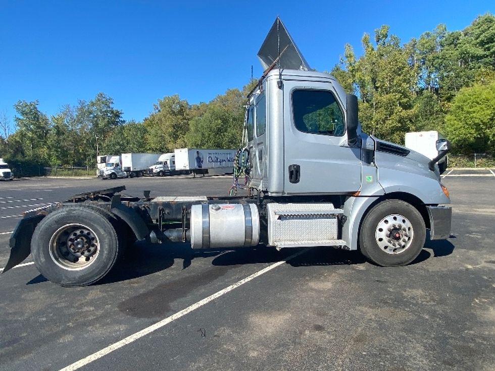 Day Cab Tractor-Heavy Duty Tractors-Freightliner-2021-T12642ST-Binghamton-NY-301,879\n\t\tmiles-$ 47,000 - Image 8