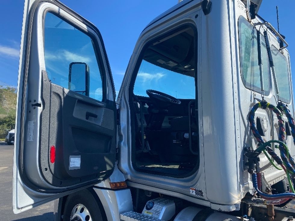 Day Cab Tractor-Heavy Duty Tractors-Freightliner-2021-T12642ST-Binghamton-NY-301,879\n\t\tmiles-$ 47,000 - Image 9
