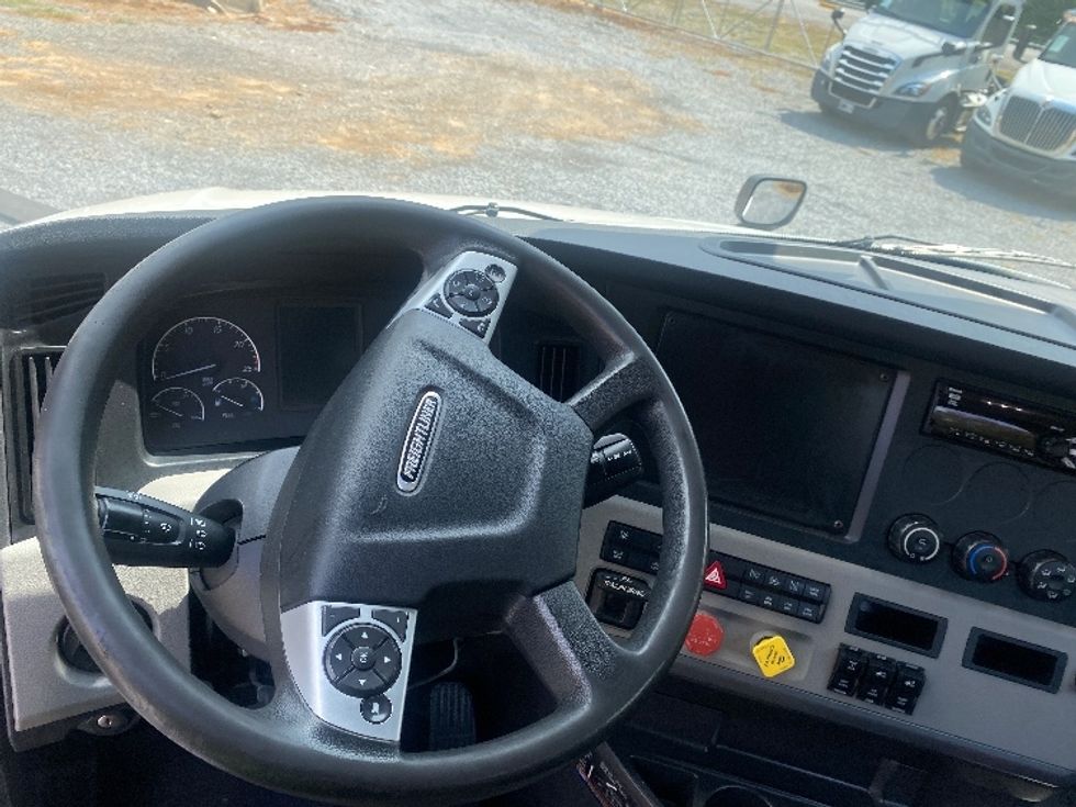 Day Cab Tractor-Heavy Duty Tractors-Freightliner-2021-T12642ST-Cleveland-TN-522,355\n\t\tmiles-$ 40,250 - Image 10