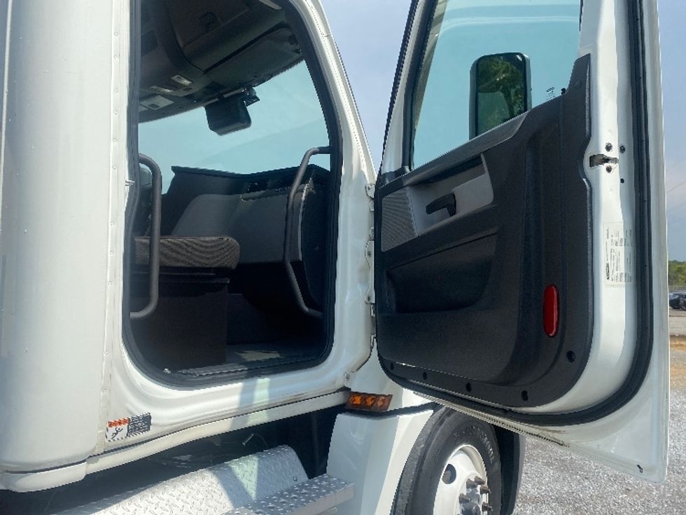 Day Cab Tractor-Heavy Duty Tractors-Freightliner-2021-T12642ST-Cleveland-TN-522,355\n\t\tmiles-$ 40,250 - Image 11