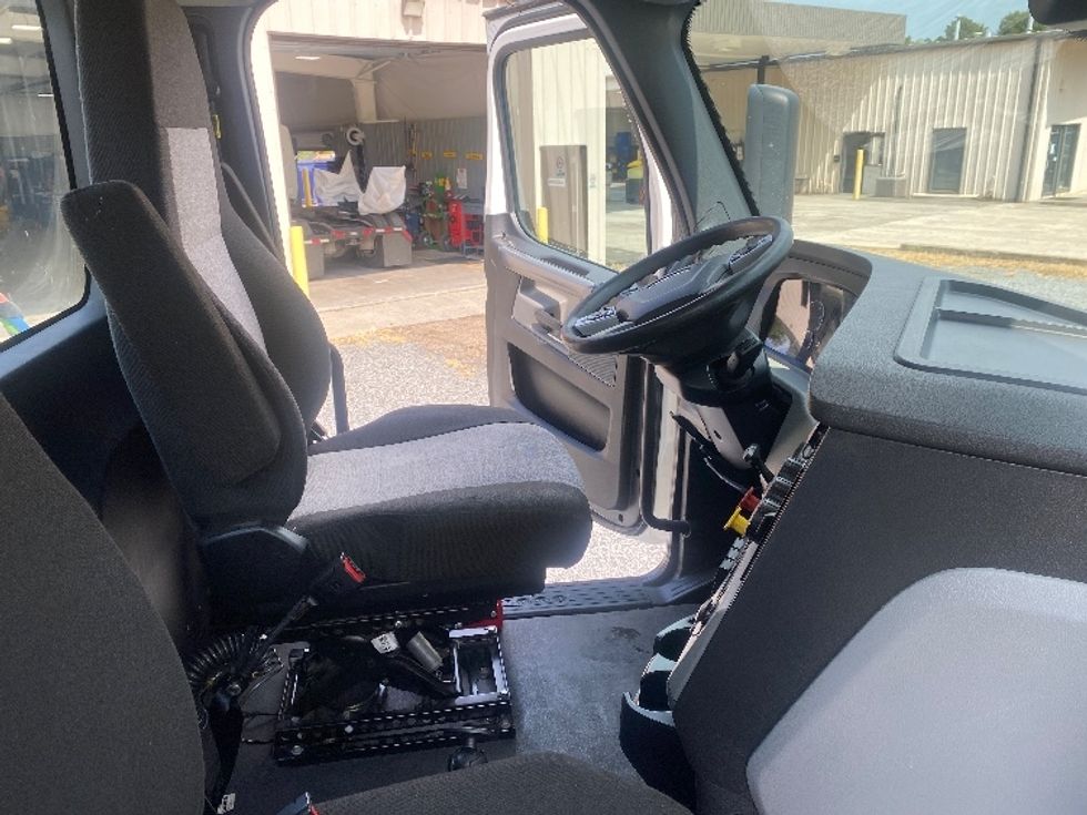 Day Cab Tractor-Heavy Duty Tractors-Freightliner-2021-T12642ST-Cleveland-TN-522,355\n\t\tmiles-$ 40,250 - Image 13