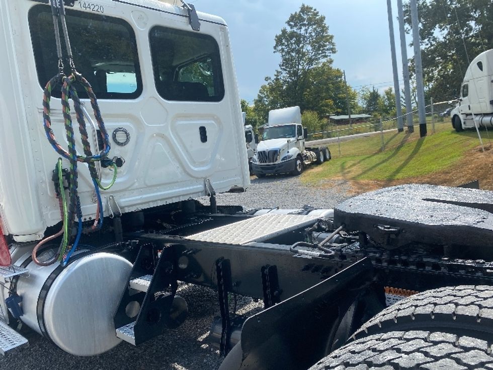 Day Cab Tractor-Heavy Duty Tractors-Freightliner-2021-T12642ST-Cleveland-TN-522,355\n\t\tmiles-$ 40,250 - Image 17