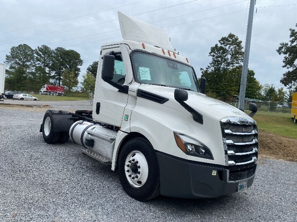 Day Cab Tractor-Heavy Duty Tractors-Freightliner-2021-T12642ST-Cleveland-TN-887,468\n\t\tmiles-$ 28,750 - Image 1