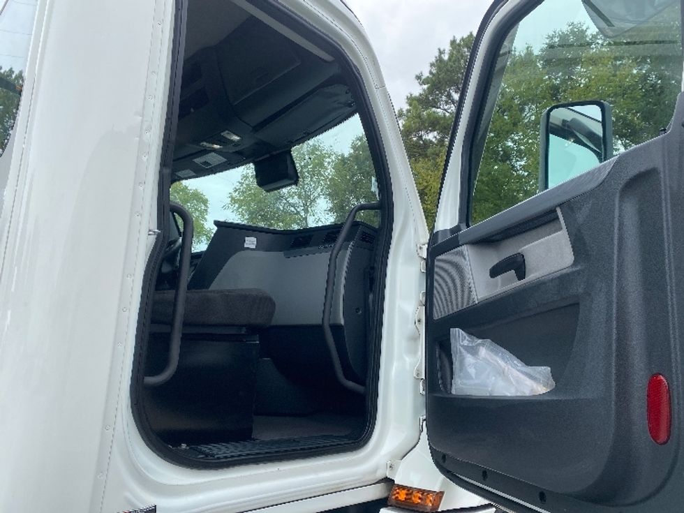 Day Cab Tractor-Heavy Duty Tractors-Freightliner-2021-T12642ST-Cleveland-TN-887,468\n\t\tmiles-$ 28,750 - Image 12