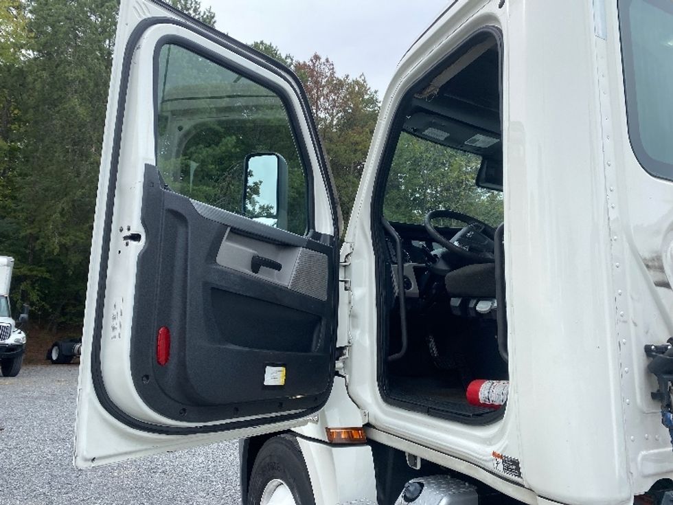 Day Cab Tractor-Heavy Duty Tractors-Freightliner-2021-T12642ST-Cleveland-TN-887,468\n\t\tmiles-$ 28,750 - Image 9