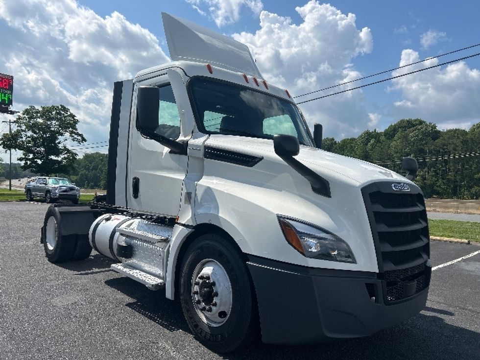 Day Cab Tractor-Heavy Duty Tractors-Freightliner-2021-T12642ST-Concord-NC-752,601\n\t\tmiles-$ 26,250 - Image 1