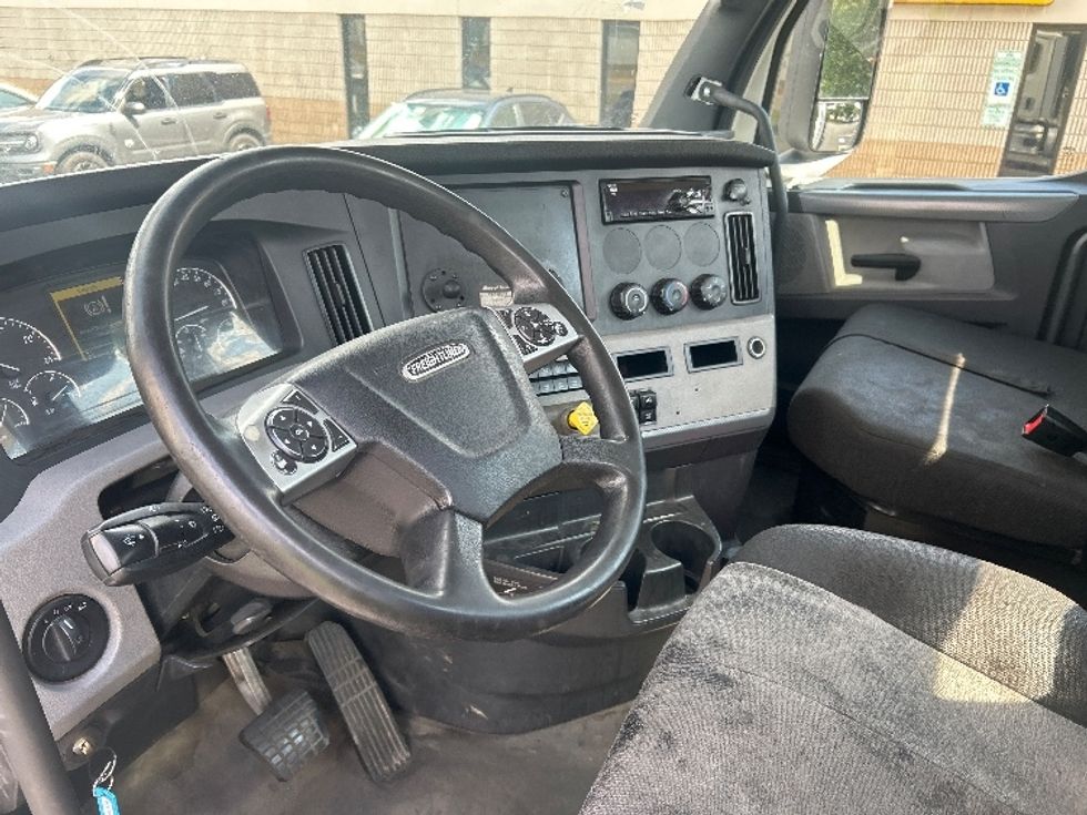 Day Cab Tractor-Heavy Duty Tractors-Freightliner-2021-T12642ST-Concord-NC-752,601\n\t\tmiles-$ 26,250 - Image 10