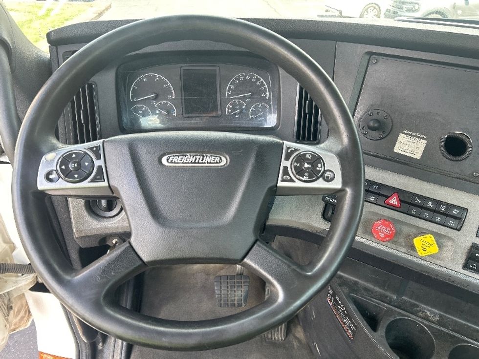 Day Cab Tractor-Heavy Duty Tractors-Freightliner-2021-T12642ST-Concord-NC-752,601\n\t\tmiles-$ 26,250 - Image 11
