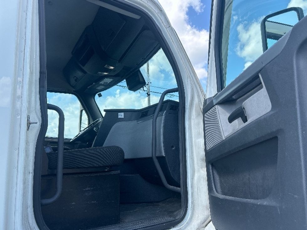 Day Cab Tractor-Heavy Duty Tractors-Freightliner-2021-T12642ST-Concord-NC-752,601\n\t\tmiles-$ 26,250 - Image 12