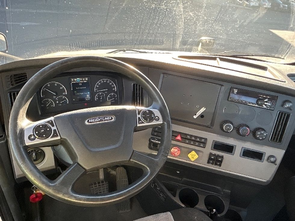 Day Cab Tractor-Heavy Duty Tractors-Freightliner-2021-T12642ST-Fontana-CA-218,926\n\t\tmiles-$ 70,250 - Image 11