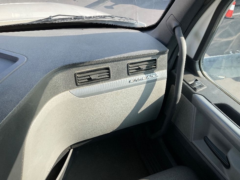 Day Cab Tractor-Heavy Duty Tractors-Freightliner-2021-T12642ST-Fontana-CA-218,926\n\t\tmiles-$ 70,250 - Image 13