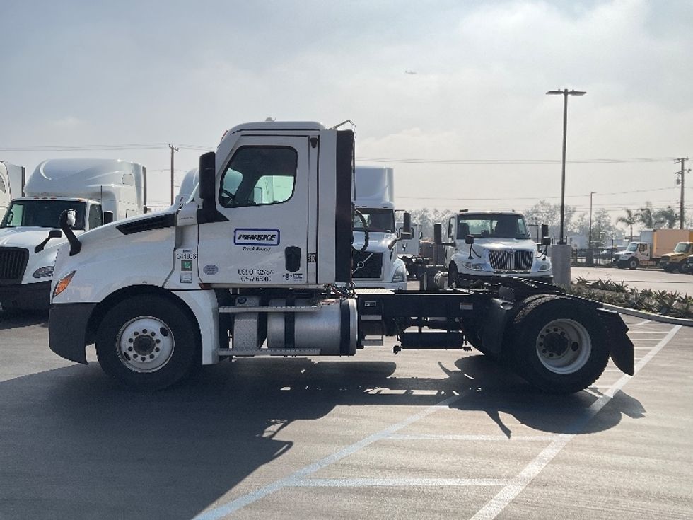 Day Cab Tractor-Heavy Duty Tractors-Freightliner-2021-T12642ST-Fontana-CA-218,926\n\t\tmiles-$ 70,250 - Image 4
