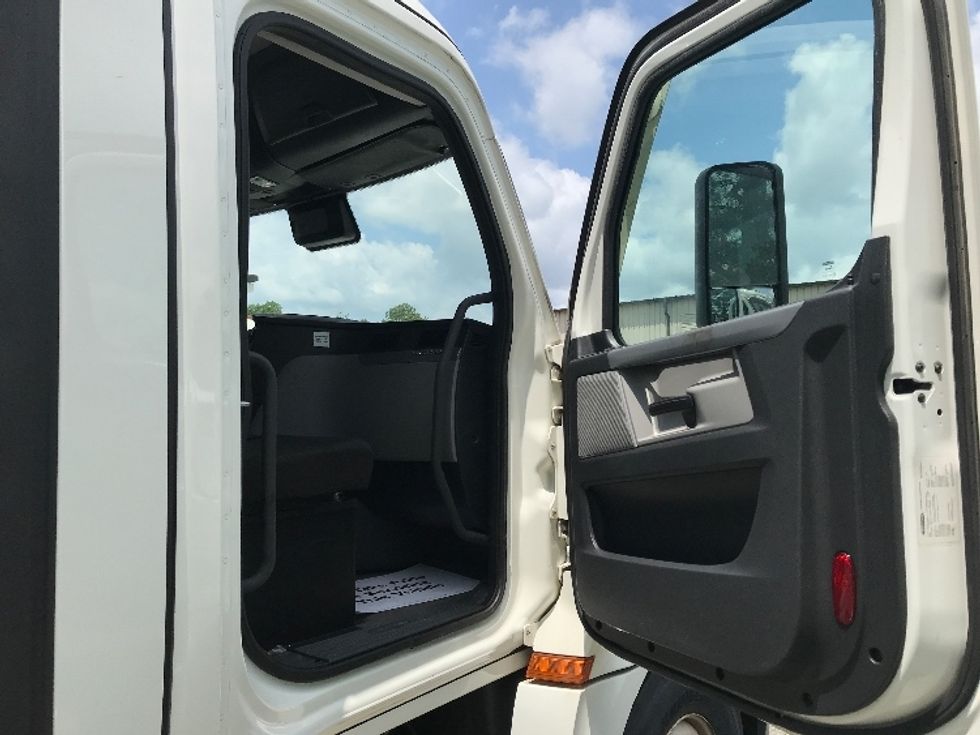 Day Cab Tractor-Heavy Duty Tractors-Freightliner-2021-T12642ST-Fredericksburg-VA-284,701\n\t\tmiles-$ 52,500 - Image 12