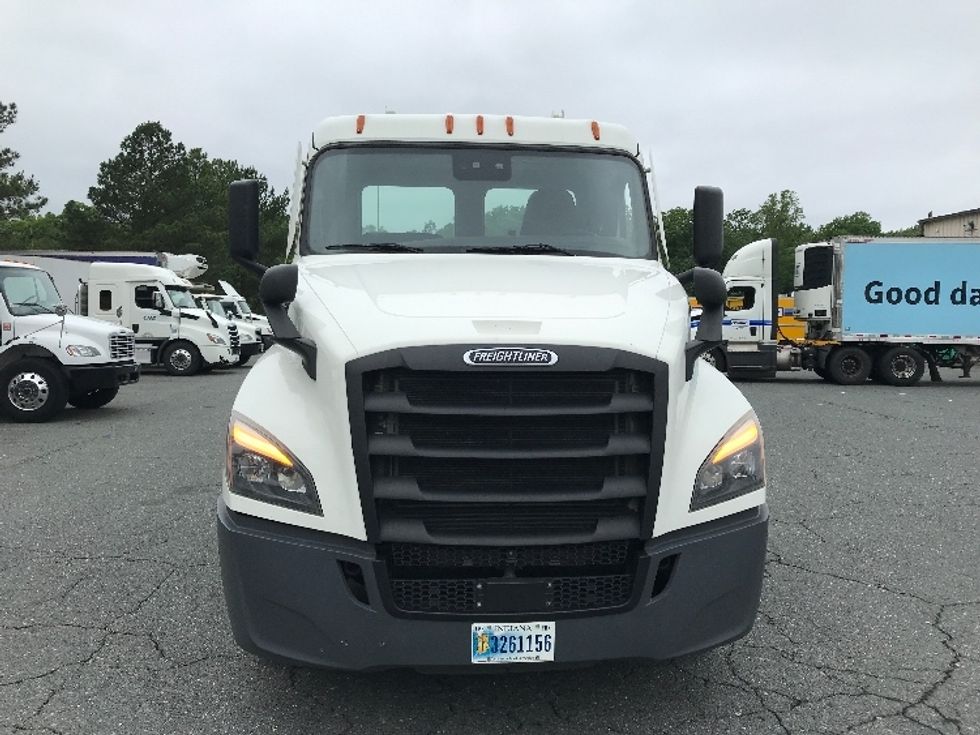 2021 Freightliner Cascadia 126" Day cab photo 2