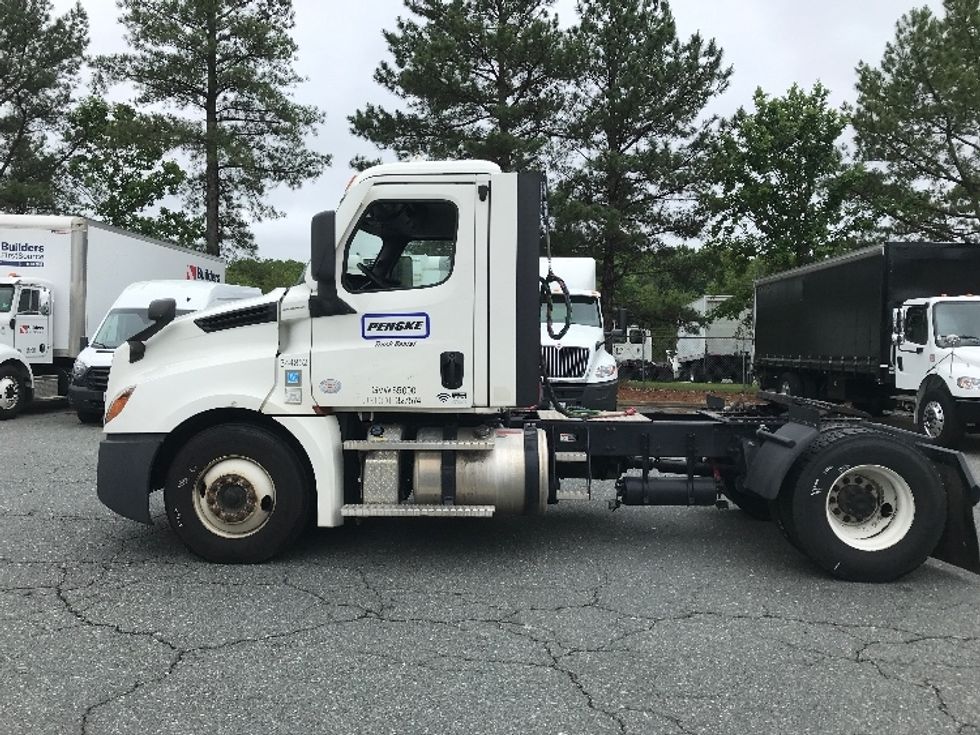 2021 Freightliner Cascadia 126" Day cab photo 4