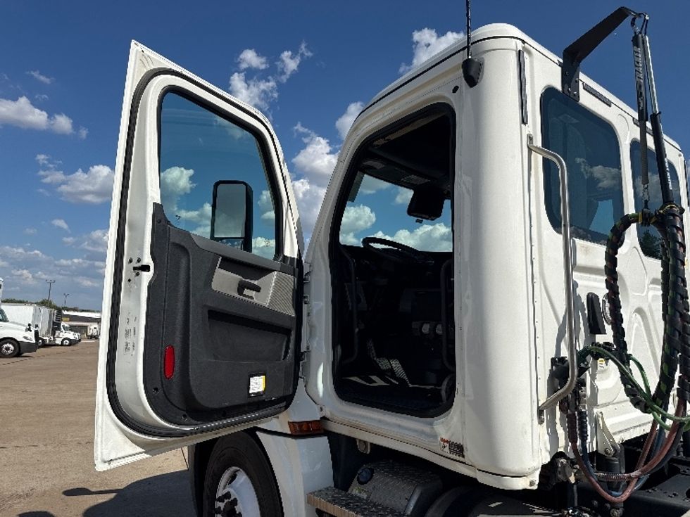 Day Cab Tractor-Heavy Duty Tractors-Freightliner-2021-T12642ST-Grand Prairie-TX-374,622\n\t\tmiles-$ 50,500 - Image 9