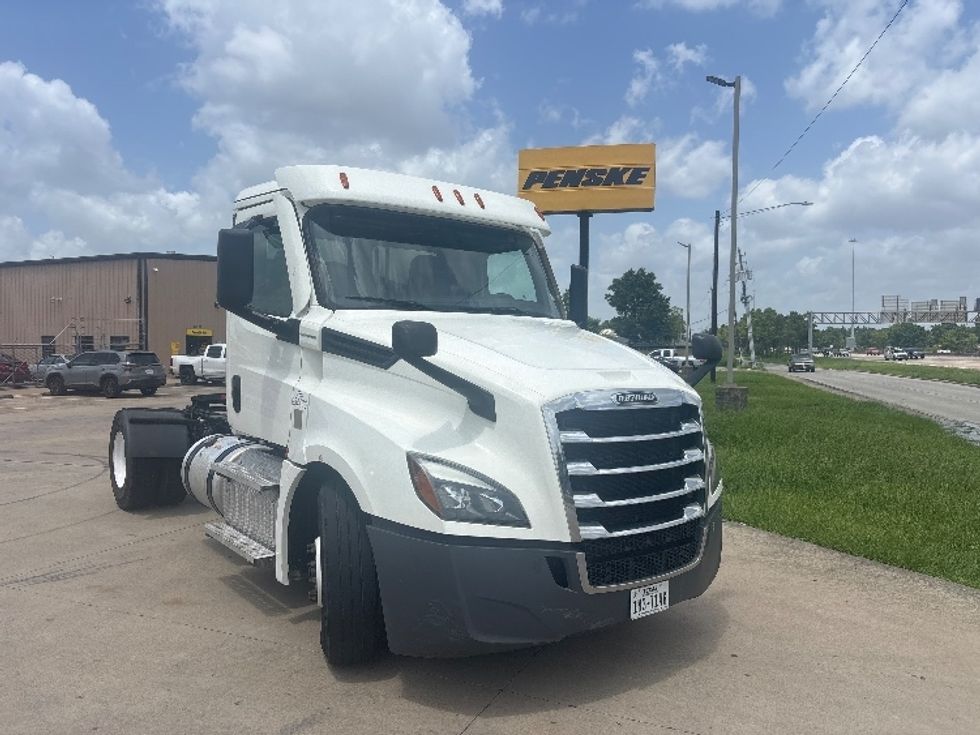 Day Cab Tractor-Heavy Duty Tractors-Freightliner-2021-T12642ST-Houston-TX-136,768\n\t\tmiles-$ 68,000 - Image 1