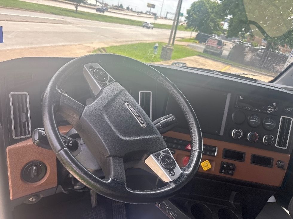 Day Cab Tractor-Heavy Duty Tractors-Freightliner-2021-T12642ST-Houston-TX-136,768\n\t\tmiles-$ 68,000 - Image 10