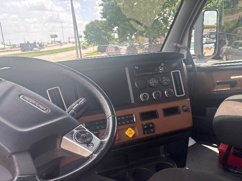 Day Cab Tractor-Heavy Duty Tractors-Freightliner-2021-T12642ST-Houston-TX-136,768\n\t\tmiles-$ 68,000 - Image 11