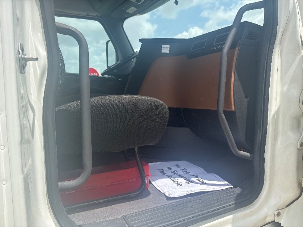 Day Cab Tractor-Heavy Duty Tractors-Freightliner-2021-T12642ST-Houston-TX-136,768\n\t\tmiles-$ 68,000 - Image 12