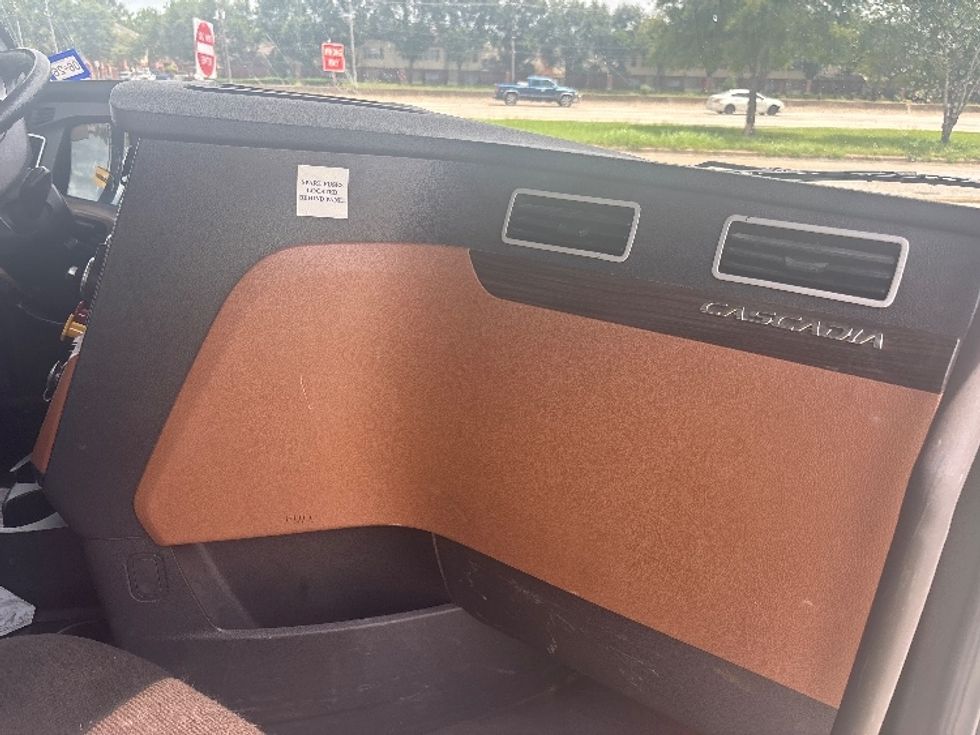 Day Cab Tractor-Heavy Duty Tractors-Freightliner-2021-T12642ST-Houston-TX-136,768\n\t\tmiles-$ 68,000 - Image 13